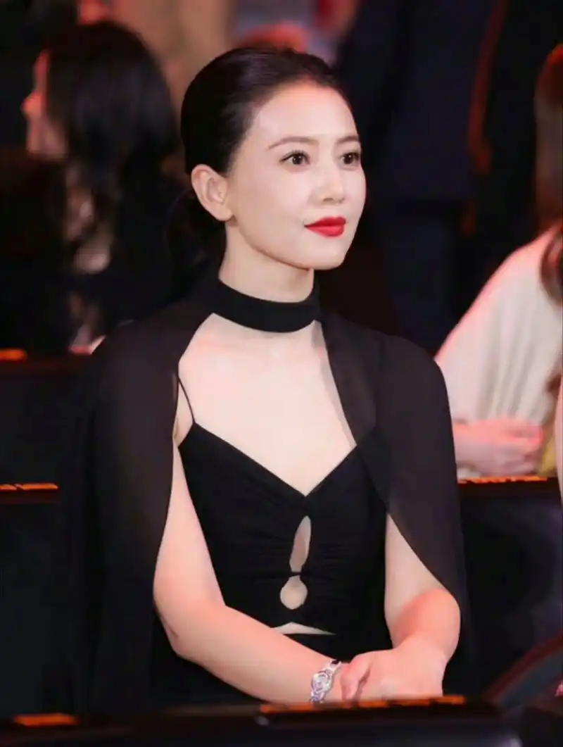 今天看到一组女神高圆圆的照片,突然感觉似曾相识,结果想起来这不是另