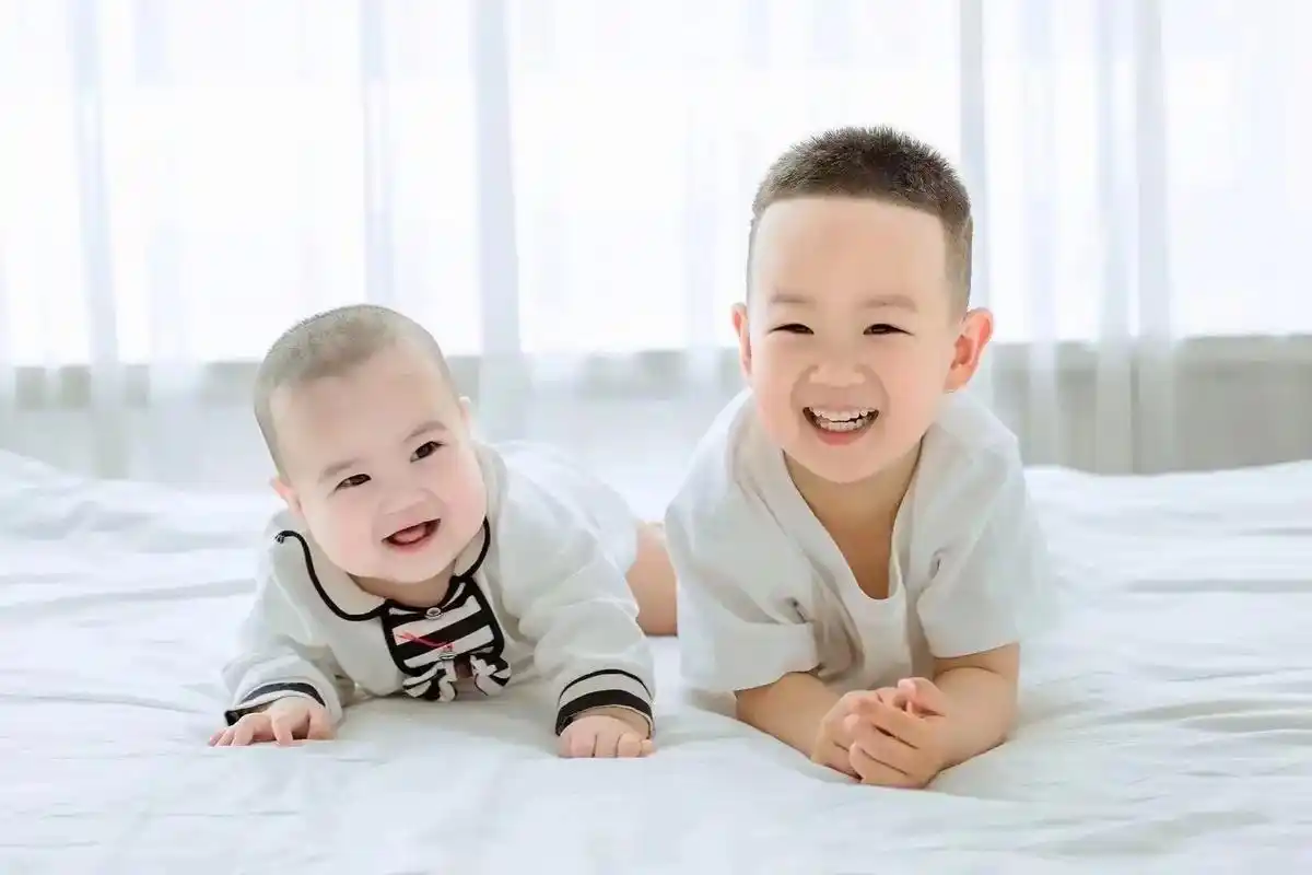 两只可爱的兄弟俩～笑起来萌化了摄影老师的心,愿俩宝贝健康快乐 - 抖