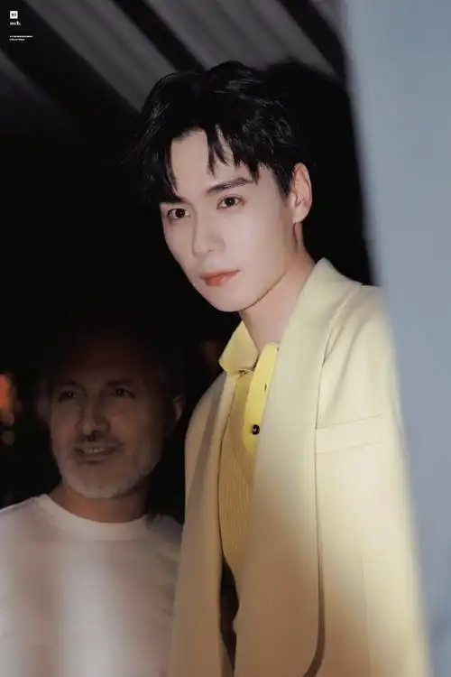 bv北京时装秀##胡一天洋甘菊色西装