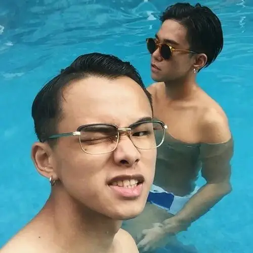 泳池哥们头像