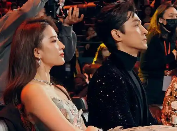 胡歌刘亦菲拿错奖杯,调侃互相"偷走"的