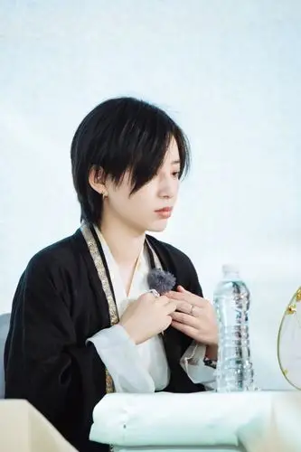 解锁帅气古装造型的@李斯丹妮姐姐,风度翩翩~ 今晚十点,姐姐等你来