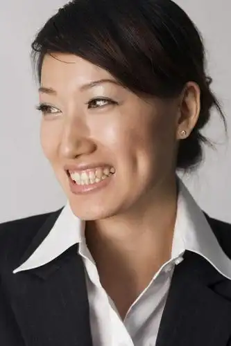 东方人,一个人,笑,微笑,露齿笑,竖图,室内,特写,白天,正面,西装,兴奋