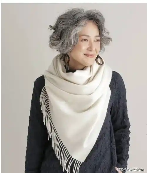 原创女人白发太多又不想染头发做什么发型时尚减龄不显老