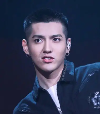 吴亦凡剃鬓角短发圆寸发型吴亦凡制作什么样的发型多一些呢?