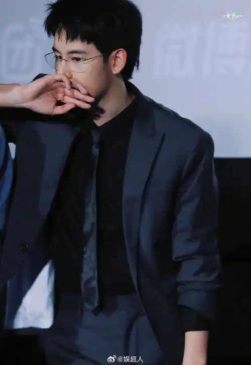 这金丝眼镜西装革履的霸总范#胡先煦别玩话筒了#玩我吧!