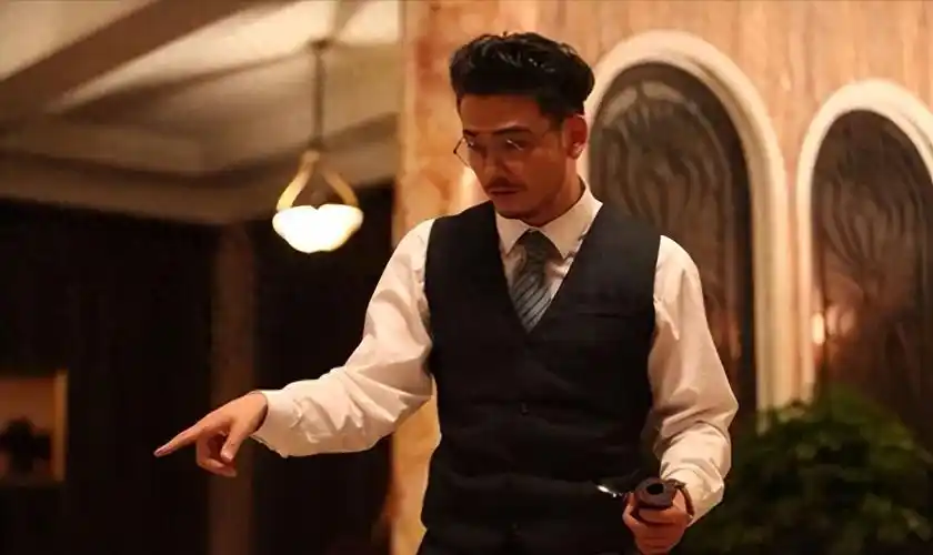 著名演员杨烁:婚内出轨,自称硬汉却吃软饭?