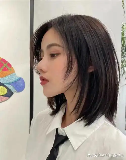 锁骨发烫不烫都好看,优雅又显气质,是女生最爱的发型之一,搭配微卷的