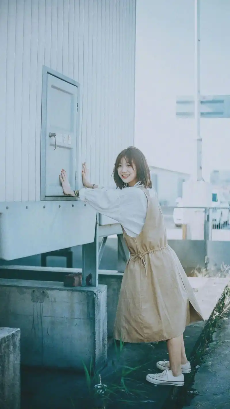 短发清纯森系美女户外图片手机壁纸