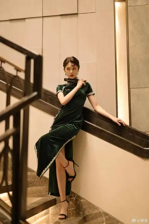 傅菁 的花样年华旗袍大片就很御姐范儿,绒面 墨绿色 自带古典清冷