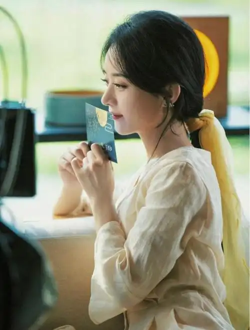 赵丽颖真的好爱发带啊,夏天来了,姑娘们确定不学起来