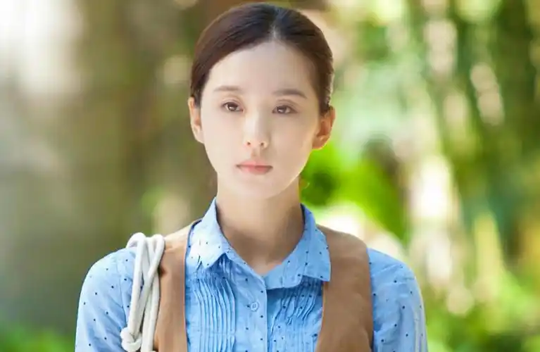 了另外一个常被吐槽演戏像盲人的女明星刘诗诗,不论是古装还是现代戏