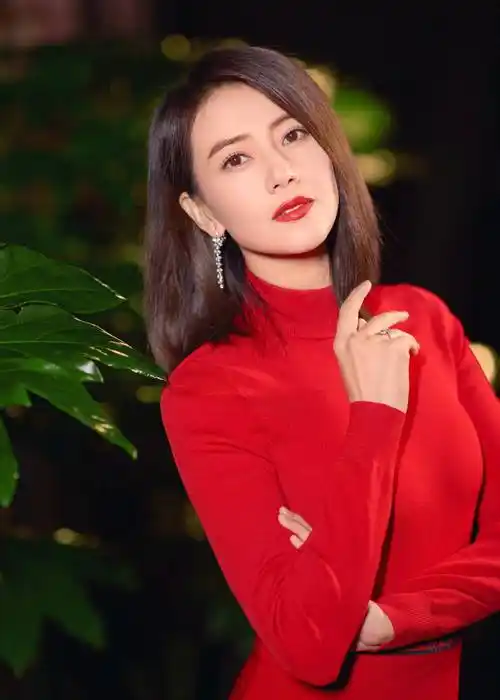 高圆圆穿红色连衣裙明艳十足春节喜庆氛围拉满