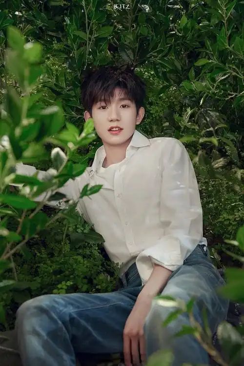 tfboys新闻191015猫系王源在线卖萌与猫咪相似度达百分之九十九