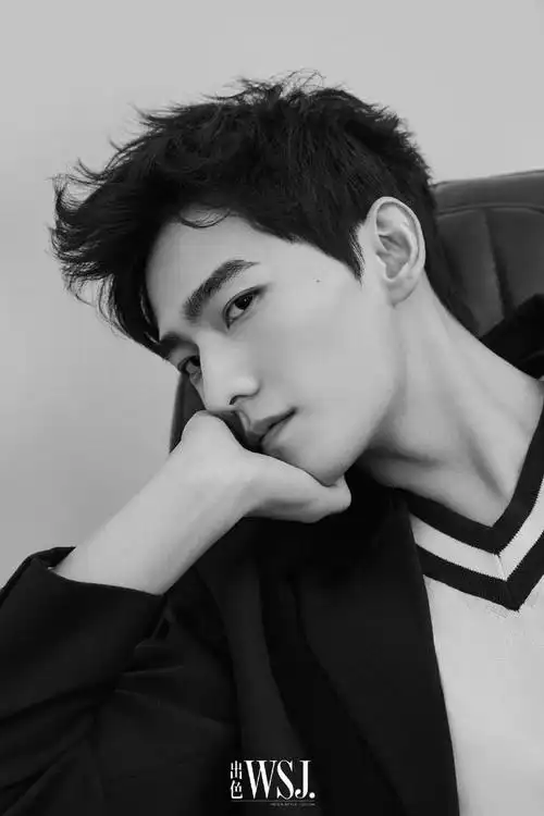 杨洋羊毛卷发型慵懒随意五官精致气质绝佳