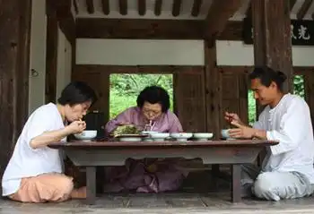 我们如果去韩国人家里吃饭,或者和韩国人一起在外面吃饭的时候要注意