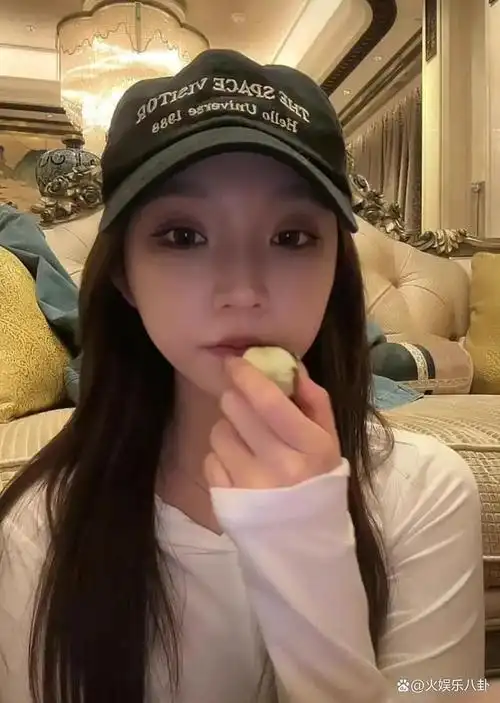 王思聪女友慎婕直播眼睛红肿,疑似两人分手,全程闭口不提男方