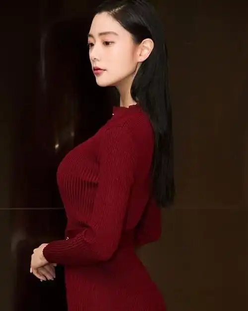 亚洲第一美女克拉拉晒性感美照深v包臀裙展现迷人好身材