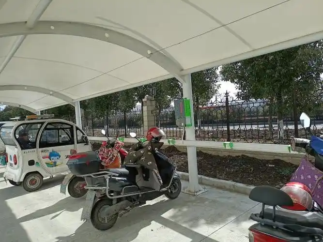 中,对小区楼道中堆放杂物的情况以及私拉电线为电动车充电进行了明确