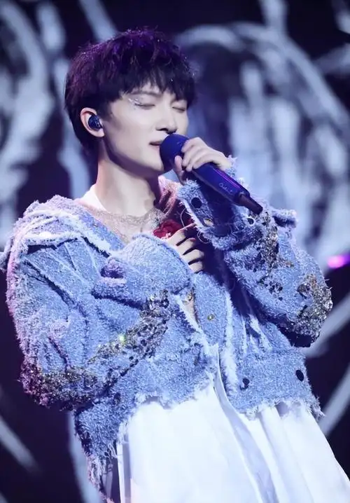 2021年2月11日,周深和歌唱家张也一起走上春晚的舞台.