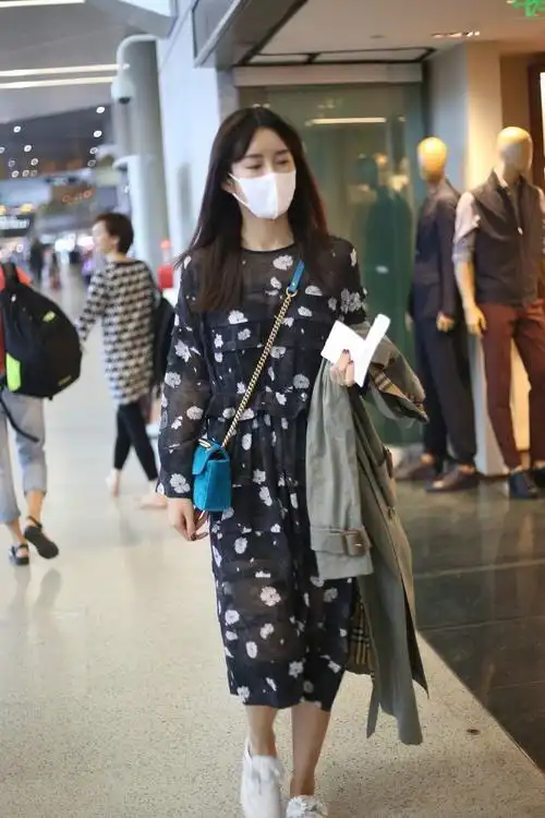 170张子萱机场皮裤配毛衣,网友:身高是不是说谎了?