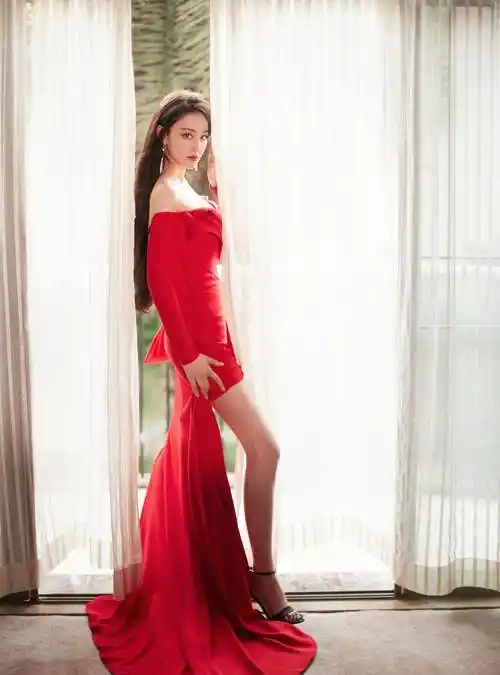 张馨予长发亮相,重回以往妩媚风格,大红礼服展示完美曲线_短发_身材