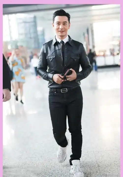 霸道总裁黄晓明穿皮衣现身机场,短小身材五五分,腿短是硬伤