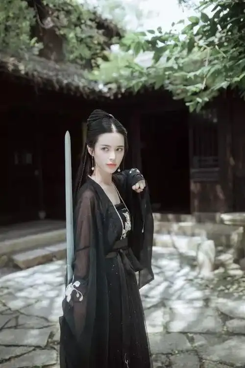 她一袭黑裙,与我在廊下舞剑.树影斑驳,耳边只有阵阵蝉鸣.