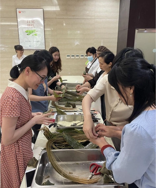 市水利局举办迎端午包粽子活动图