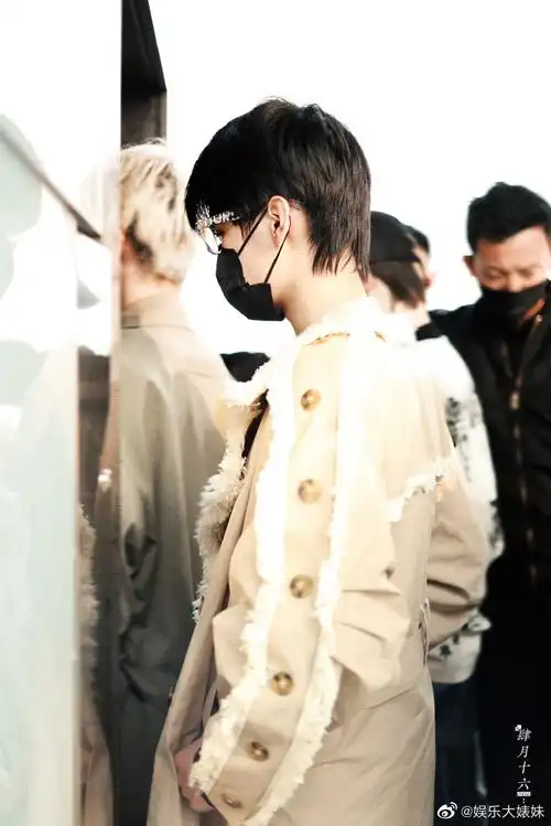 张真源卡其色毛边风衣机场饭拍##张真源卡其色毛边风衣机场路