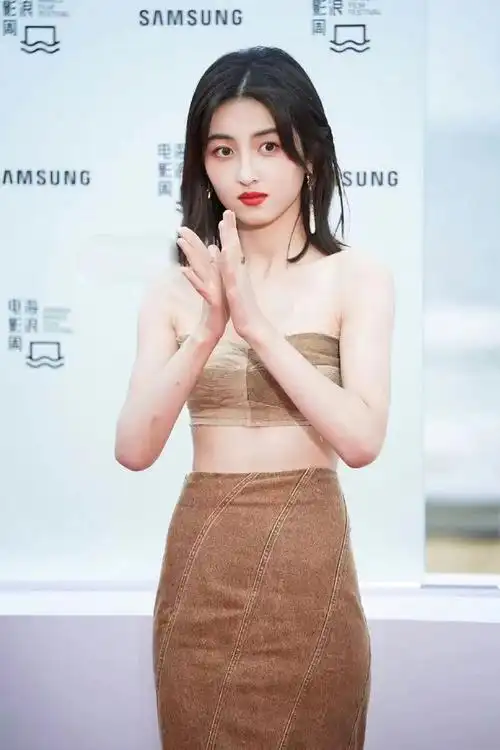 张子枫快瘦成麻杆穿小码鱼尾裙撑不起来手臂被蚊子叮包太真实