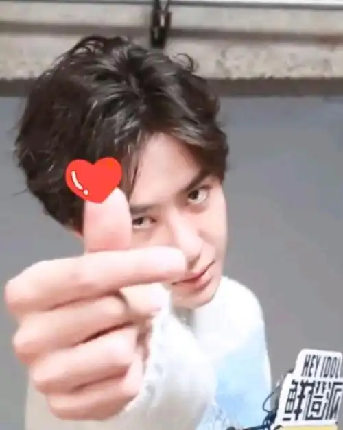 王一博各种你没见过的花式比心!耶啵的爱收好