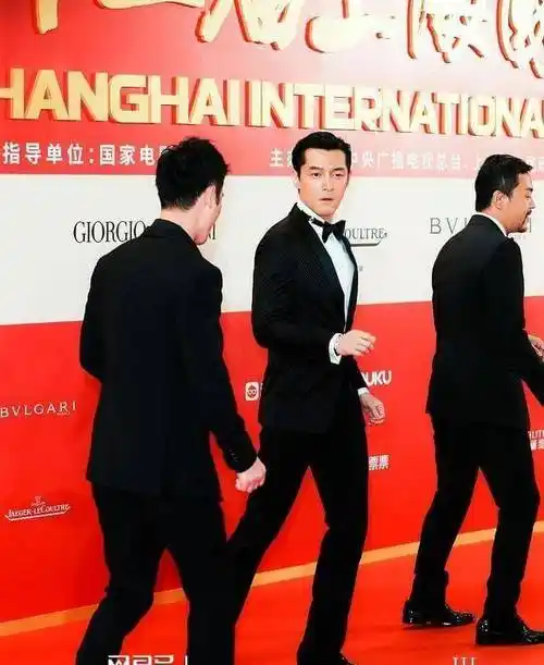 85米的胡歌遇到身高1.80米的朱亚文,网友谎报身高不伤脸!