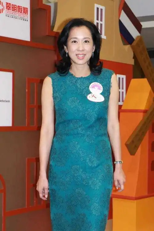 朱玲玲不愧是郭晶晶的婆婆穿蓝绿色蕾丝连衣裙61岁像极了28岁