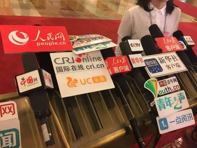 部长通道里各路记者就位,话筒架已被占满.