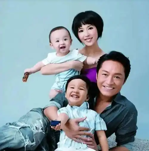 马景涛还曾当众对陈德容,宁静,周海媚,叶童,金铭等女星"动手动嘴"