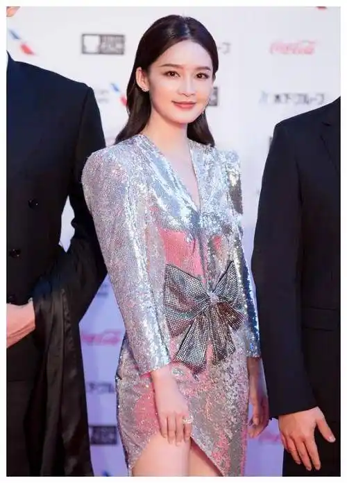原创李沁也是个腿精穿亮银色连衣裙秀长腿转身女生看到都心醉