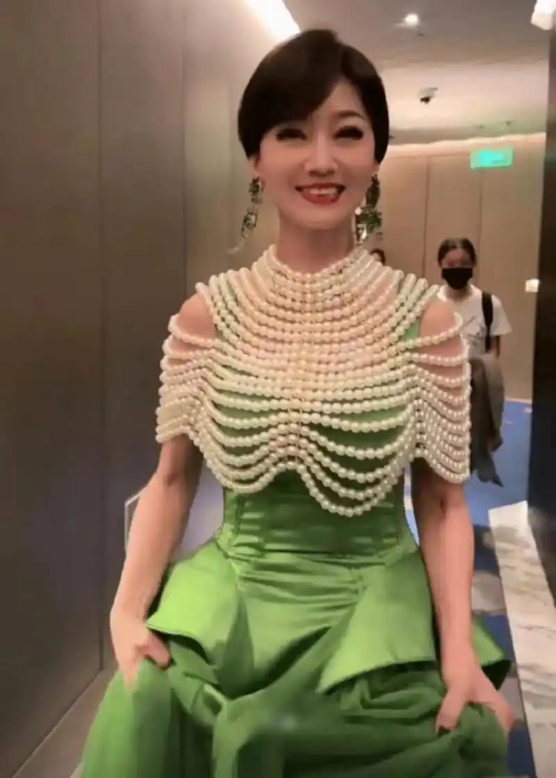 赵雅芝近照惊呆网友:穿珍珠礼裙高贵大气,体态宛如少女
