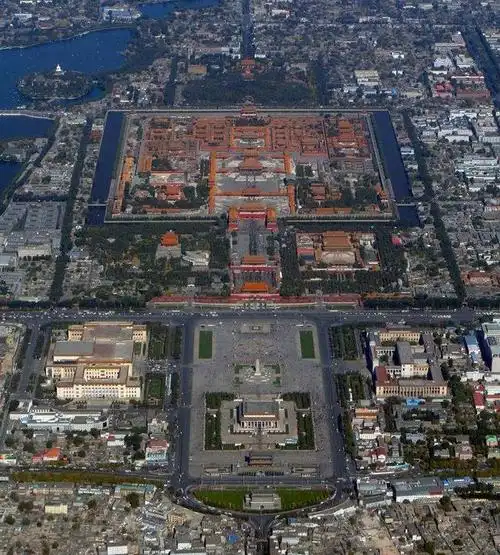 春光中的北京之鸟瞰故宫