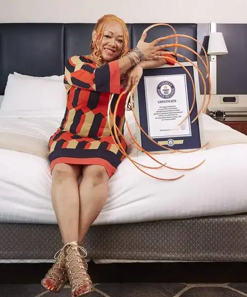 世界双手指甲最长女子终于剪掉!总长7.3米,30年未剪过