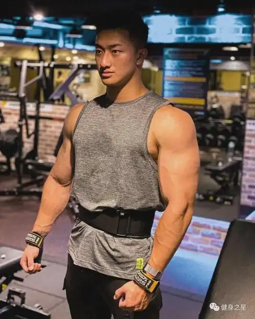 d杯胸肌男模自拍疯传这身材谁顶得住啊