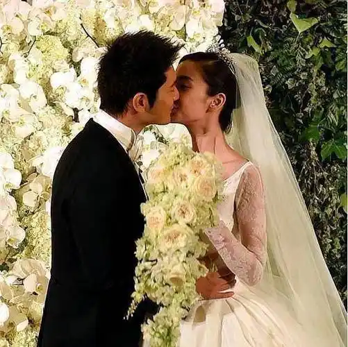 两人结婚以后,就生下了一位可爱的宝宝,小名叫做"小海绵",黄晓明与