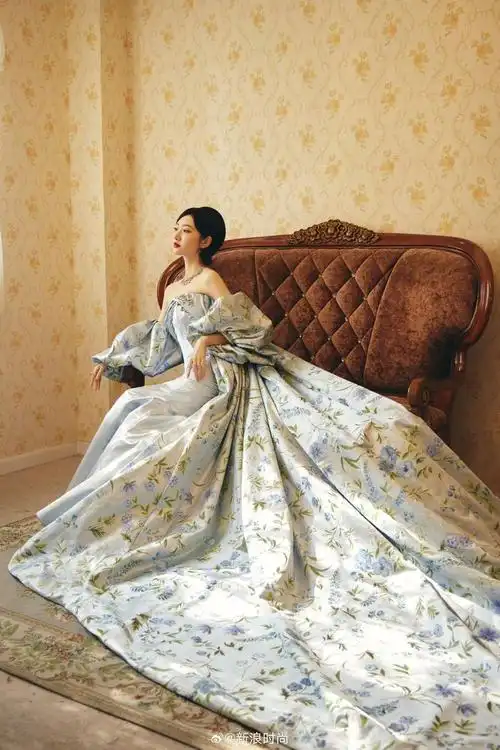 身着ines di santo 婚纱系列即将亮相微博之夜红毯……|景甜|复古