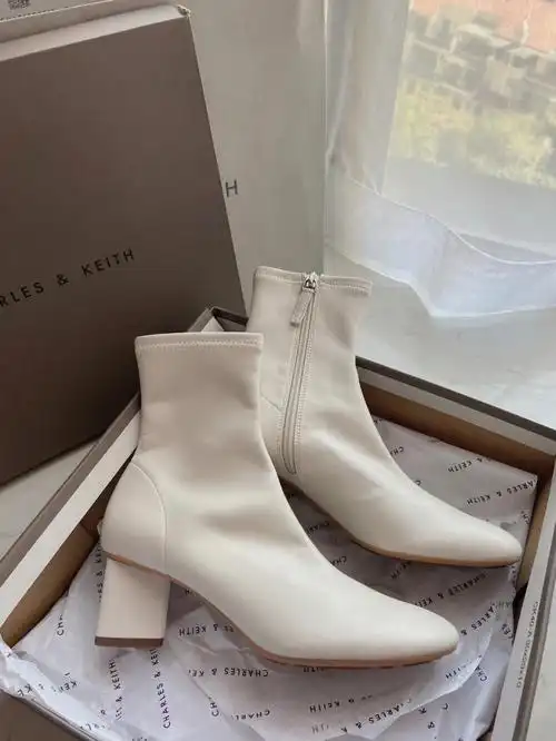 理想中的高颜值白色短靴秋冬必备