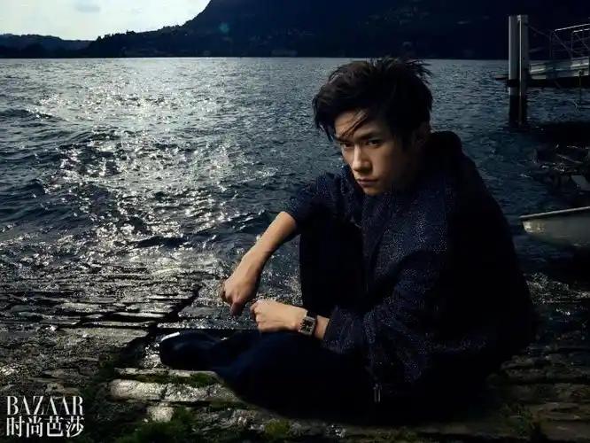 易烊千玺深v背头#是即将24岁的易烊千玺好凌厉的帅大背头配深v别太戳