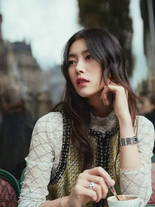 刘雯时尚气质街拍图片塞纳河畔的美人