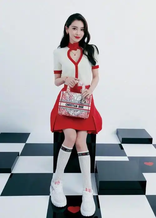 杨颖穿针织衫都有贵妇范靠在沙发上太撩人真的美成仙女了