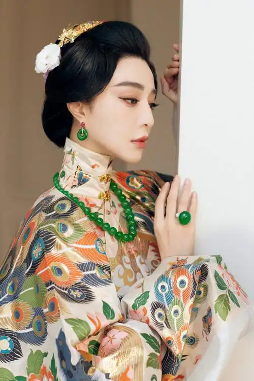 of星造型#范冰冰超话身穿明华堂原创的孔雀花蝶流水云肩长裙亮相袄梃