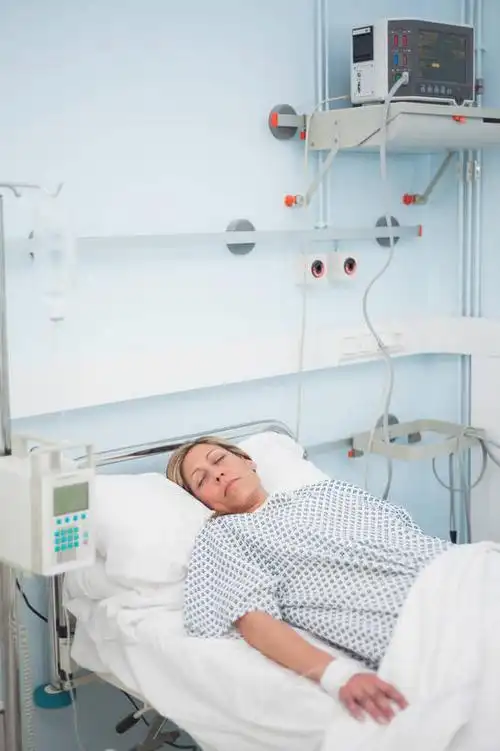 西方人,一个人,病人,医院,躺,闭眼,睡,竖图,俯视,室内,白天,床,靠垫