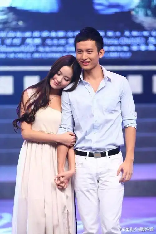 《云歌会》对袁冰妍避嫌,却和别的女星亲密,看看成毅有多双标!